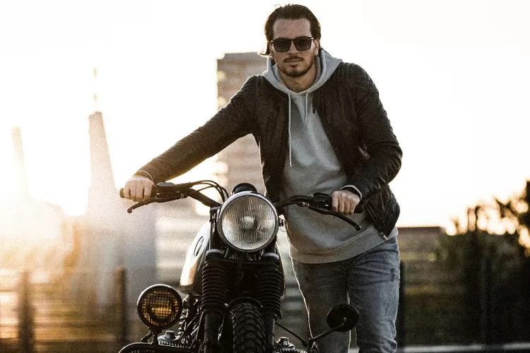 Ilustrasi akhirnya misteri pun terpecahkan, ciri cowok cuek tapi tergila gila sama kamu (Pexels/Gijs Coolen)