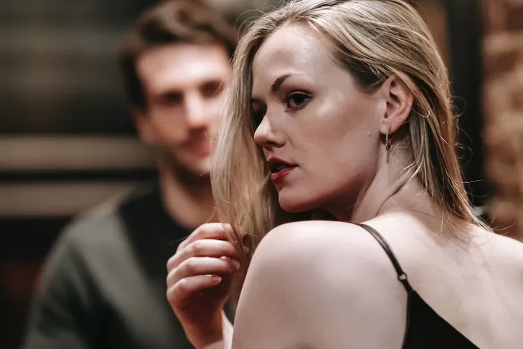 Ilustrasi ciri cewek bosan sama kamu (Pexels/Katerina Holmes)