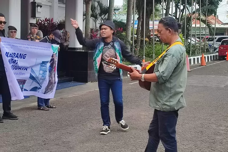 Palembang dinilai darurat cagar budaya. Aliansi Masyarakat Peduli Cagar Budaya (AMPCB) pun melakukan aksi damai, menggedor penguasa agar peduli  budaya.