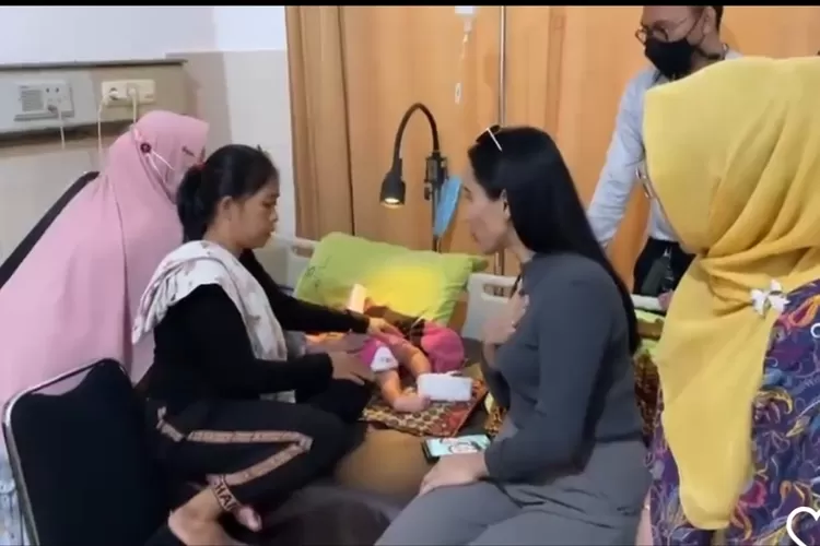 Perwakilan Hotman 911 di Palembang, Mbak Een dan pengacara Titis Rachmawati membesuk bayi umur 8 tahu yang kelingking kirinya terpotong diduga akibat kelalaian perawat di RS Muhamadiyah Palembang. (tangkapan layar instagram @hotmanparisofficial)