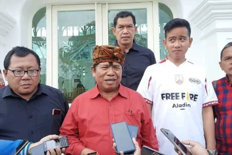 Ketua dan anggota Fraksi PDIP DPRD Solo bersama Wali Kota Solo GIbran Rakabuming usai rako di Pracima Tuin Pura Mangkunegaran Solo  (Endang Kusumastuti)