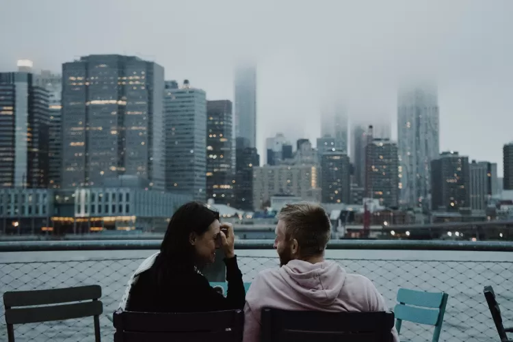 Ilustrasi kebiasaan aneh tapi romantis agar hubungan makin kuat dan mantap (Pexels/Ramil Ugot)