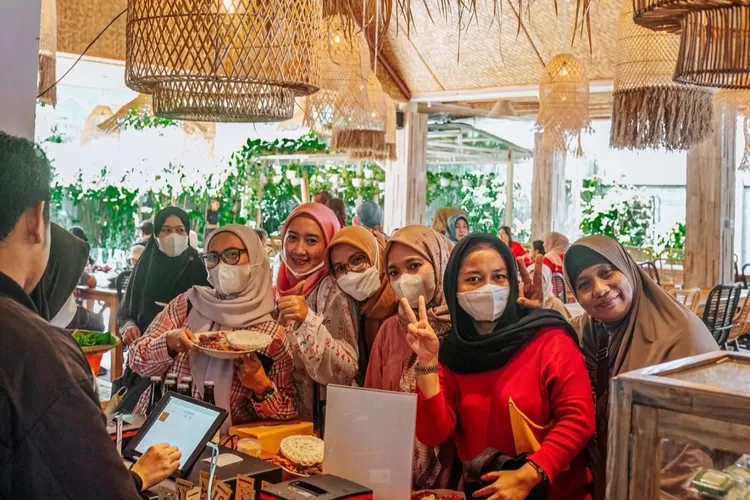 Suasana pengunjung di Warung Nasi Kamangi sebagai wisata kuliner di Bogor (Instagram @kamangi.id)