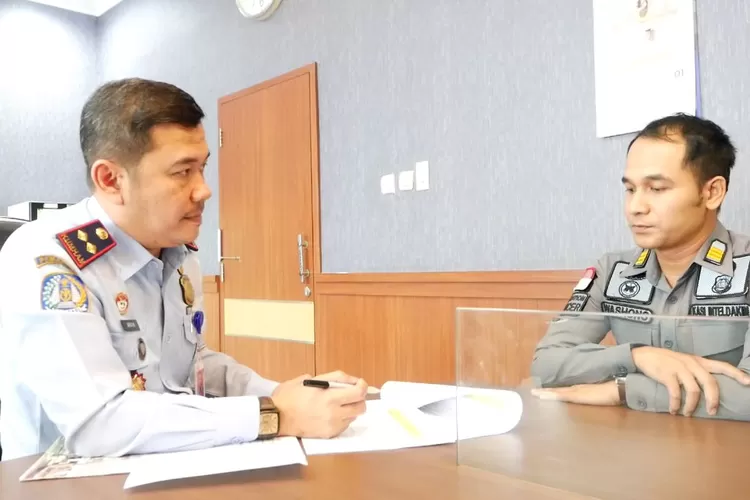 Kepala Kantor Imigrasi Kelas I Non TPI Pemalang Arvin Gumilang selaku Penanggung Jawab Tim Pokja ZI (Zona Integritas) melakukan asesmen anggota Tim Pokja menuju predikat WBBM. Foto: dok