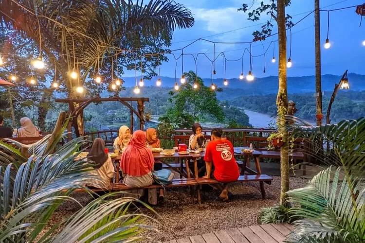 Pemandangan Wisata Kuliner Restoe Bumi Kreo (Instagram @restoebumikreo)