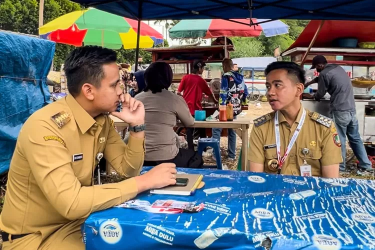 Bupati Kendal Dico M Ganinduto saat mengobrol bersama Wali Kota Solo, Gibran Rakabuming Raka disela-sela acara Rakornas Prokopim di SICC, Kabupaten Bogor, Januari lalu. (ayosolo.id/ist)