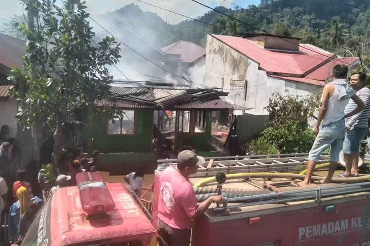Api Hanguskan Satu Rumah Petani Solok Selatan! 2 Unit Mobil Damkar Diterjunkan, Ini Identitas Pemilik 