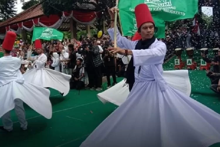 Potret Para penari sufi akan melewati beberapa jalan utama Kabupaten Sidoarjo. (Bogor times)