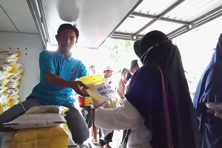 Warga antre beras dalam OP Beras Bulog kerja sama dengan Disdagkop UKM Kendal di Pasar Kendal, Rabu 8 Februari 2023. (Edi Prayitno/Kontributor Kendal)