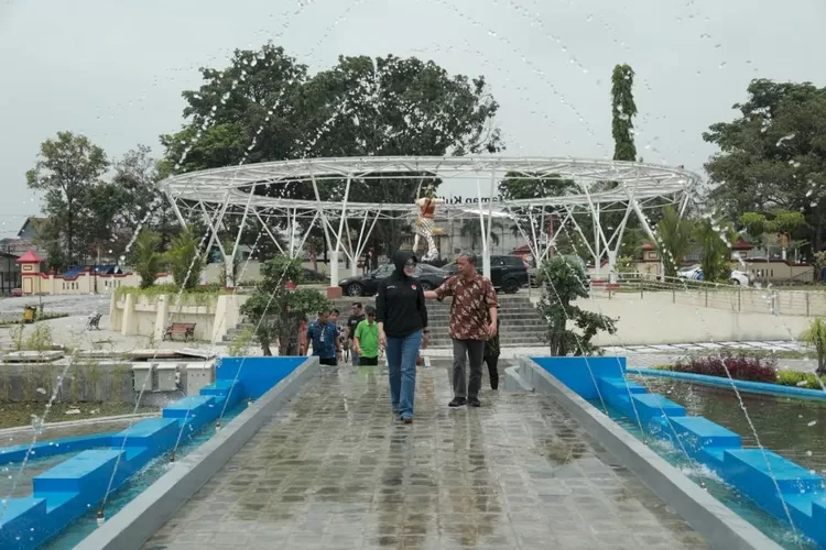 Bupati Klaten Sri Mulyani mengecek progres pembangunan di Taman Kuliner Klaten, Jumat (3/2/2023).  (Foto: Dok. Prokopim Klaten)