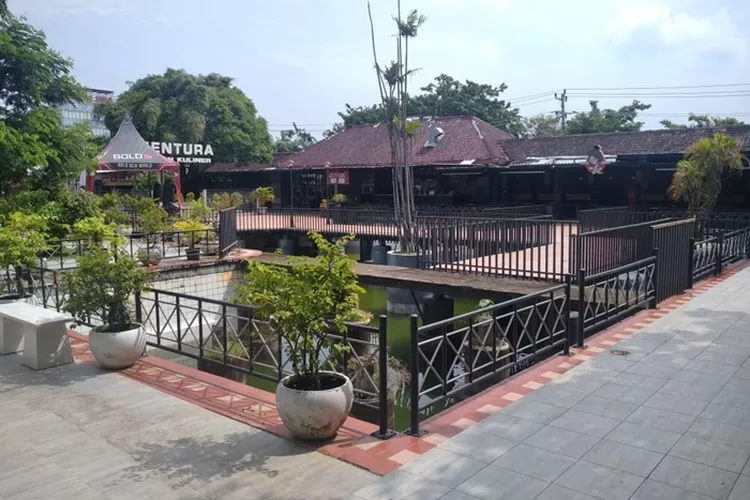 Pujasera Ventura yang dulu pernah jadi kolam renang modern pertama di Kota Semarang dengan nama Tirta Sari.  (Ayosemarang.com/ Audrian Firhannusa)