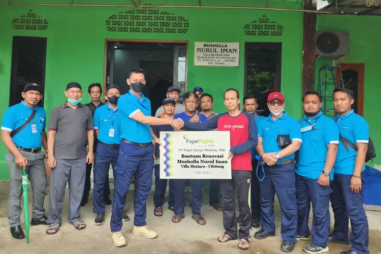 Fajar Paper memberikan dukungan renovasi Musholla Nurul Iman bagi Warga Villa Mutiara, Cibitung. (FOTO: Humas Fajar Paper)