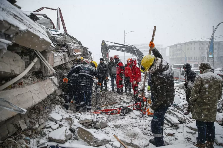 Upaya pencarian dan penyelamatan korbaempa Turkin terus berlanjut ditengah guyuran salju. (bbc.com) (Anadolu Agency)