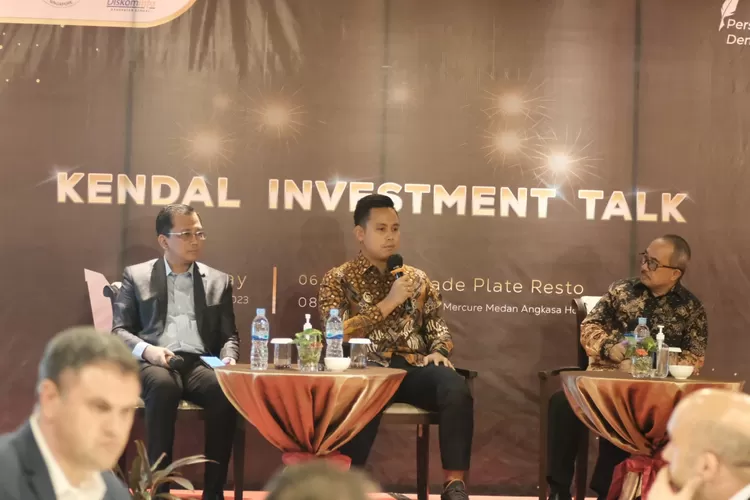 Bupati Kendal Dico M Gunandito (tengah) menyampaikan sambutan  pada  acara Kendal Investment Talk  rangkaian HPN 2023  di hotel Mercure  Medan, Sumut, Selasa malam (7/2/2023).