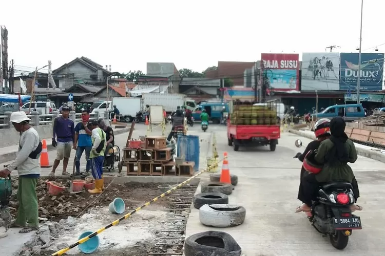PANTAUAN : Kondisi proyek Jembatan Jatijajar yang hampr selesai, Rabu (8/2).&nbsp; (ANDIKA EKA/RADAR DEPOK)