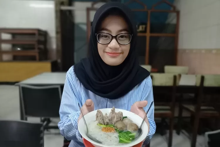 LEGENDARIS : Bakso Wignyo yang telah berumur lebih dari 50 tahun tetap memiliki citarasa khas pada dagingnya yang bikin nagih saat dimakan.  (AISYAH/RADAR DEPOK.)