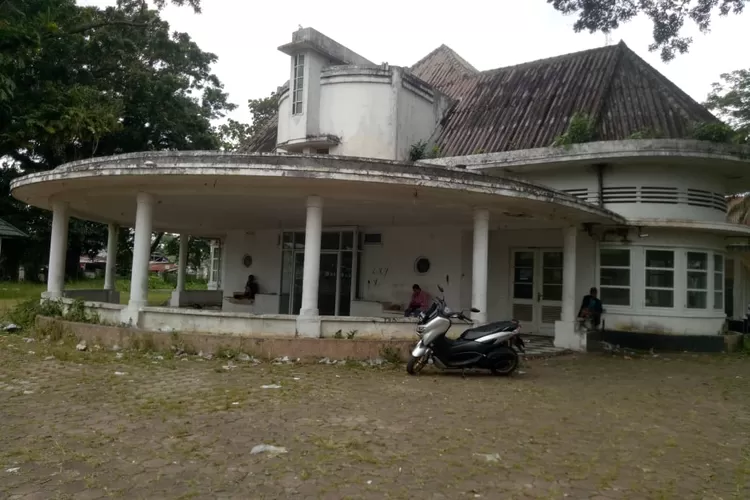 Balai Pertemuan atau eks Kuto Besak Teater dan Restoran (KBTR) kondisinya memprihatinakn dan terkesan dibiarkan. (foto nsr/ketikpos,com)