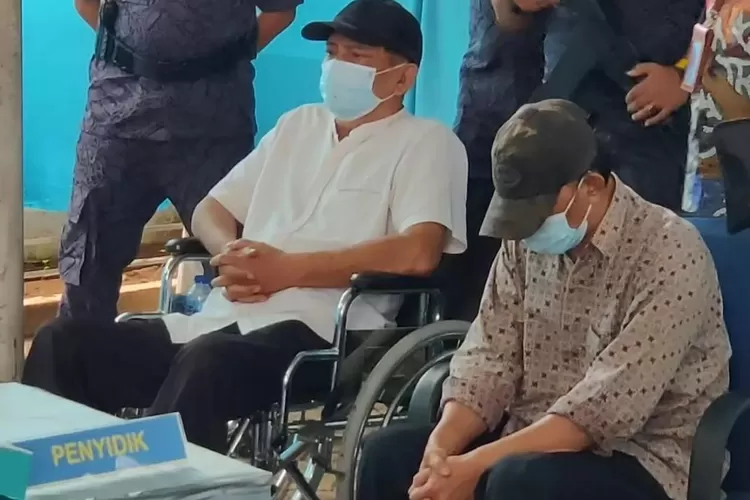 Oknum anggota DPRD Kota Pekalongan berinisal JZ (53) dan satu pensiunan PNS berinisial UBS yang tertangkap saat transaksi narkoba jenis sabu oleh BNN Batang. (Muslihun kontributor Batang)