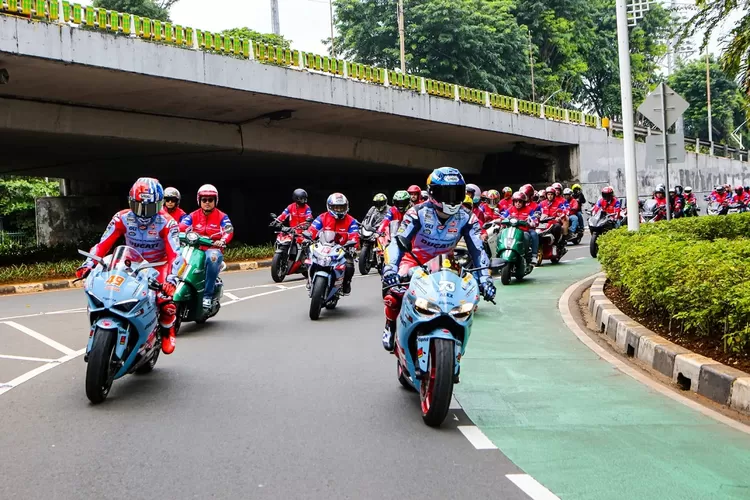 Duo pebalap tim Gresini Racing keliling Jakarta Foto: Ist