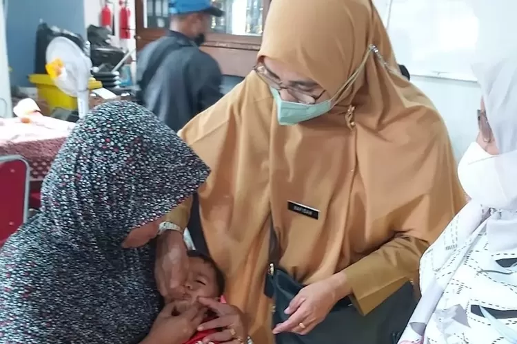 KESEHATAN : Pemberian Vitamin A oleh Puskesmas Baktijaya kepada balita. (RADAR DEPOK )