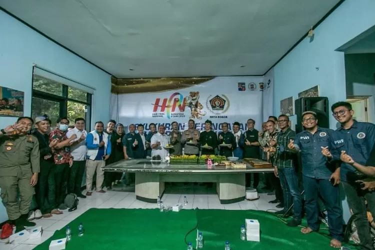 Potong tumpeng dan doa bersama saat Hari Pers Nasional 2023 dan HUT PWI ke 77 di Kota Bogor. (PWI Kota Bogor)