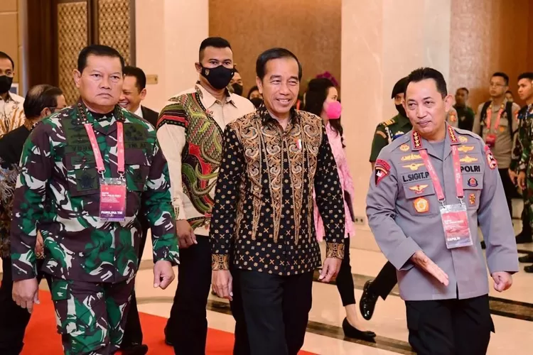 Presiden Jokowi didampingi Panglima TNI Laksamana Yudo Margono dan Kapolri Jenderal Listyo Sigit Prabowo saat menghadiri dalam Rapim TNI dan Polri Tahun 2023. Presiden ingatkan Pangdam hingga Kapolda untuk waspadai Karhutla