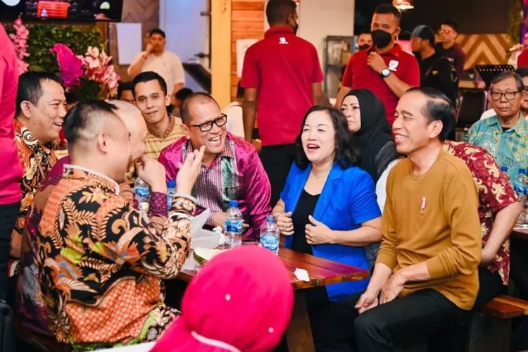Presiden Jokowi dan Ibu Iriana Joko Widodo menikmati durian bersama sejumlah pemred media nasional dan media lokal Sumatra Utara, Rabu (08/02/2023) malam.  (BPMI Setpres/Laily Rachev)