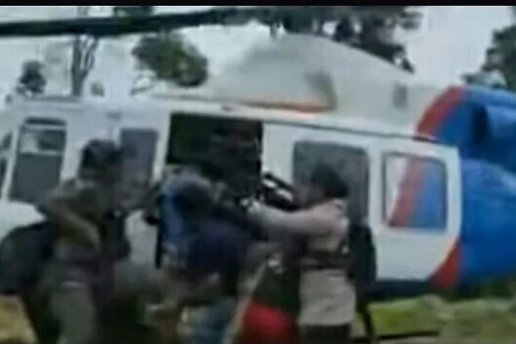 Evakuasi warga sipil yang disandera KKB Papua oleh aparat keamanan Indonesia. (Tangkapan layar, Istimewa)