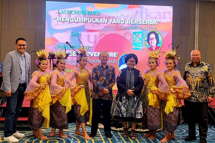 Isti M Astuti (tengah pakaian hitam) usai peluncuran bukunya yang berjudul "Mengumpulkan yang Berserak".  (Istimewa)