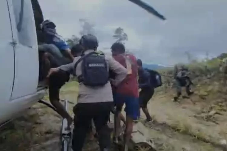 Proses evakuasi pekerja bangunan puskesmas di Kabupaten Nduga, Papua Pegunungan oleh personel gabungan TNI-Polri, Selasa (7/2/2023).  (ANTARA/HO-Divisi Humas Polri)
