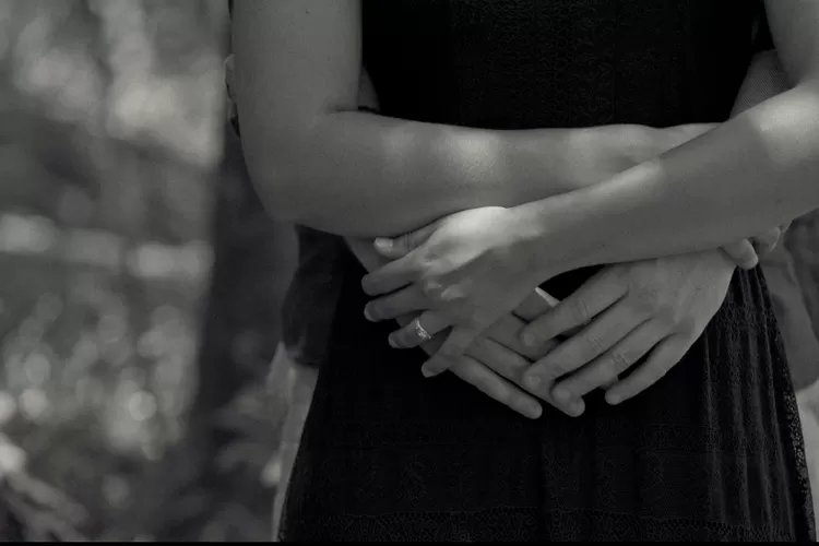 Ilustrasi pelukan bisa buat wanita meleleh, ini yang harus diperhatikan pria saat memeluk wanita (Pexels/Tracey Shaw)