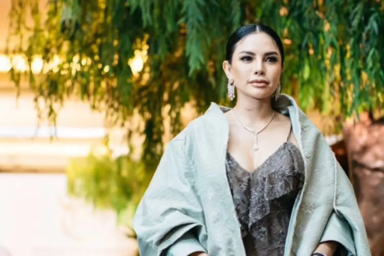 Nikita Mirzani live dengan orang Timur tengah. Foto/Instagram (Foto/Instagram)