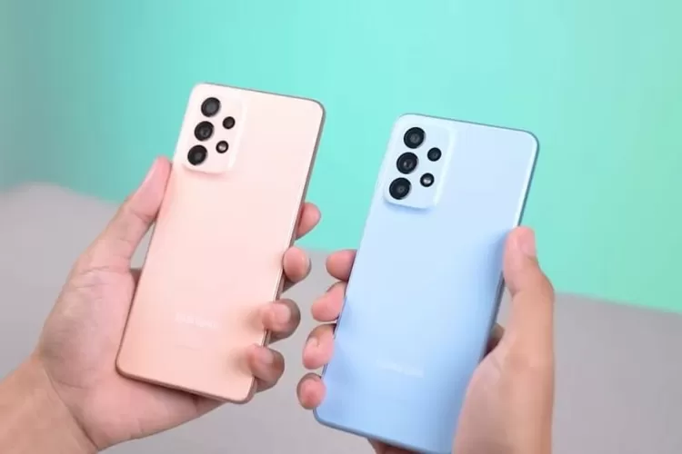 Battle kecanggihan Samsung A53 5G vs Samsung A33 5G, primadona HP midrange, harga super murah, mending mana. (YouTube FlashGadget)