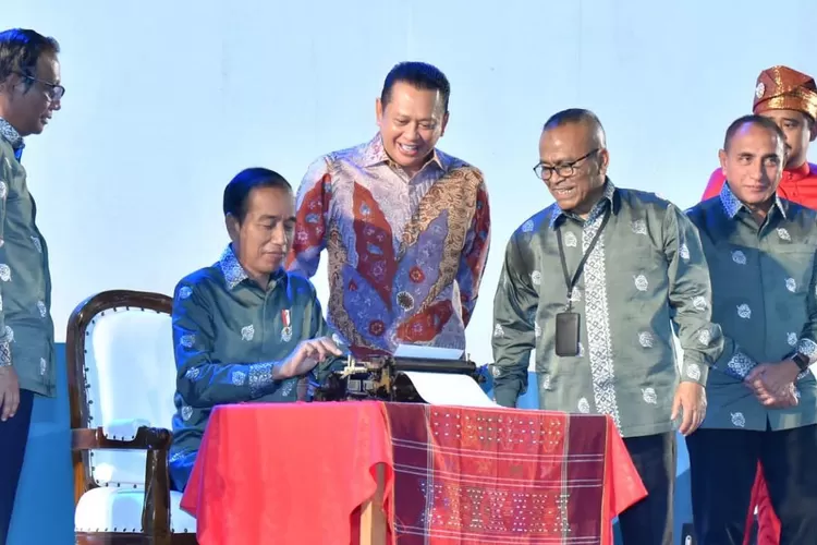 Presiden Jokowi  (duduk) mengetik  kalimat HPN menggunakan  mesin yang  berumur  ratusan  tahun  menandai  peresmian HPN 2023,  presiden  didampingi Ketua MPR Bambang Soesatyo, Penanggung  Jawab  HPN 2023 Atal S Depari, Gubernur Sumut Edy  Rahmayadi  dan para pejabat terkait, Kamis (9/2023).