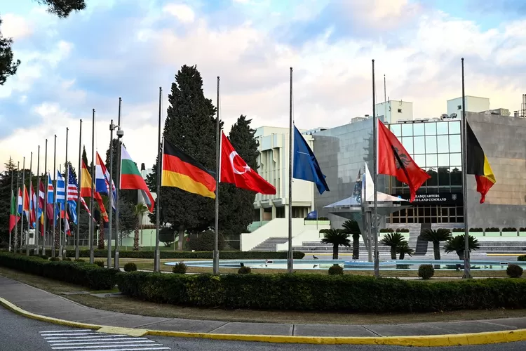 NATO mengibarkan bendera setengah tiang di Markas NATO, Brussels. (NATO)