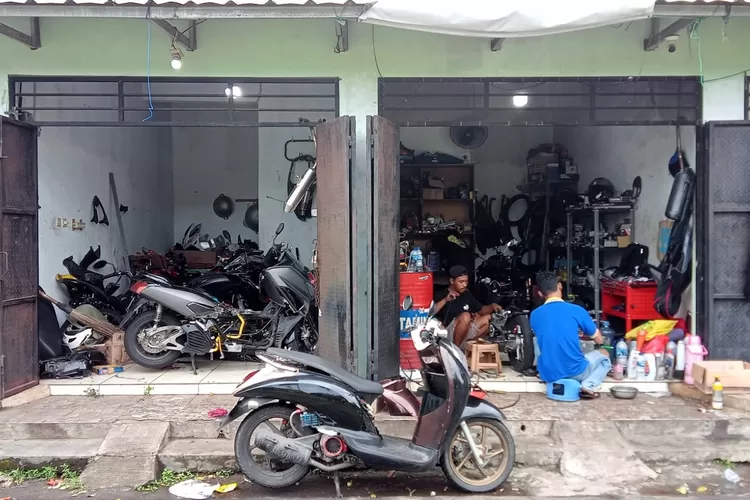 Suasana bengkel AHS 41 Racing Team yang terletak di Jalan Emeralda Raya No.7, Kelurahan Cilangkap, Kecamatan Tapos, Kota Depok. (ANDIKA EKA/RADAR DEPOK)