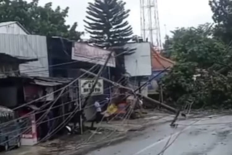 Foto tiang listrik roboh akibat angin kencang seperti badai di Kota Depok yang juga membuat pohon tumbang (Instagram depok24jam)