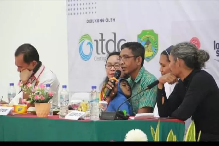 Servatinus Mammilianus sedang gendong anak sementara berbicara di diskusi publik tentang perempuan dan Ani di HPN 77 Tahun 2023 Kamis (9/2/2023) (Dok pribadi )