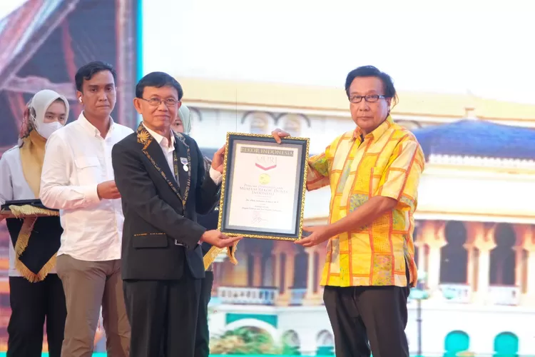 Doktor Phil Ichwan Azhary, PWI Sumut dan Radio Kardopa menerima penghargaan rekor MURI  atas dedikasinya  berkontribusi  pada kemajuan  pers Indonesia. 