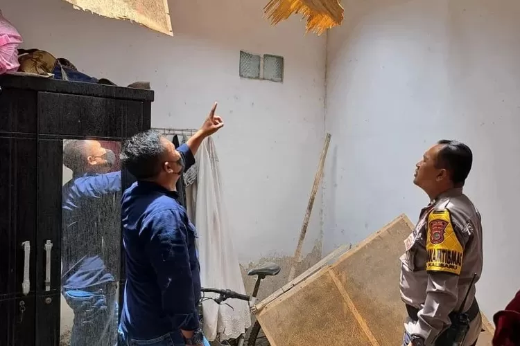 meninjau lokasi bencana