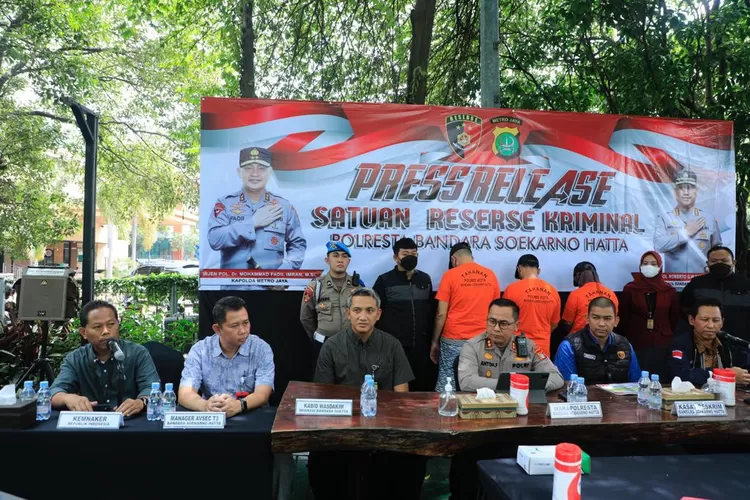 Konferensi pers, Polri bethasil ungkap sindikat pengiriman PMI nonprosefural, di Bandara Soetta, Tangerang  Banten. 