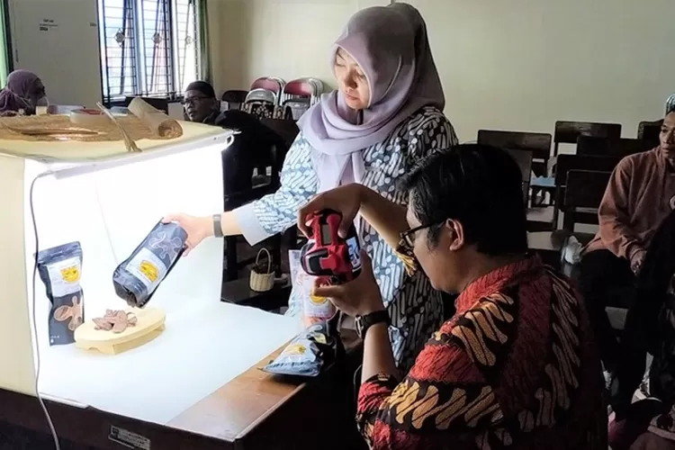 Diperindagkop Batang layani foto produk. (dok)
