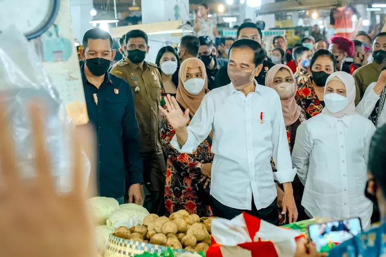 Jokowi Pantau Harga Bahan Pangan di Kota Medan, Bobby Nasution: Ramai Sekali Para Pedagang Sangat Senang