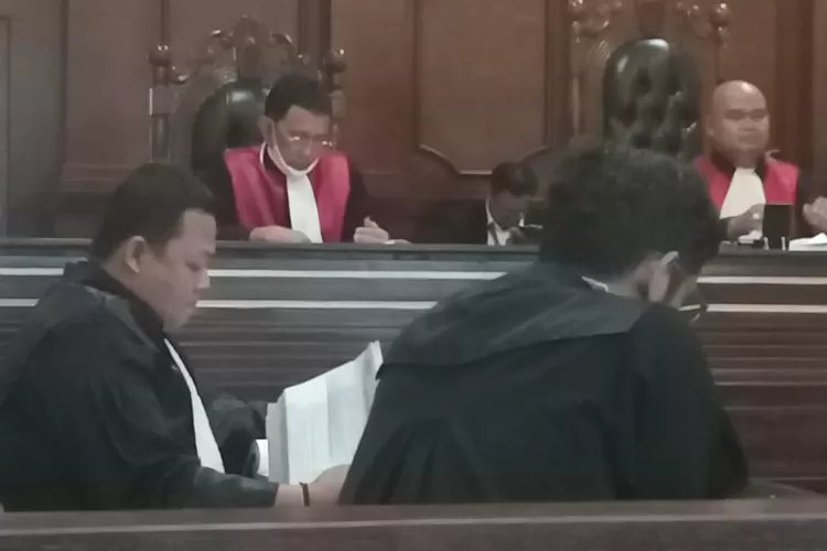 hakim Bayu Aloysius sedang pimpin sidang. Dia menginginkan sidang offline
