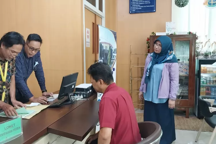 Kepala Badan Pertanahan Nasional (BPN) &nbsp;Kota Pekalongan, Vevin Syoviawati Ardiwijaya saat melayani masyarakat pengurusan sertifikat program gakel. (Foto: dok.)
