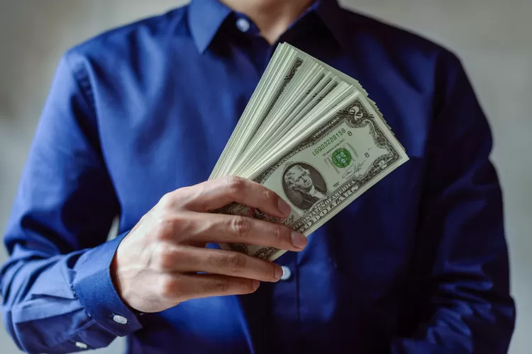 Ilustrasi kebiasaan bikin kaya yang bisa membuat orang sukses dan jadi magnet uang (Pexels/Aukid phumsirichat)