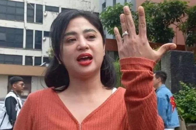 Dewi Perssik memperlihatkan cicin yang diberikan Rully, duda cerai dua anak, yang berprofesi sebagai pilot. (Dok. Ist)