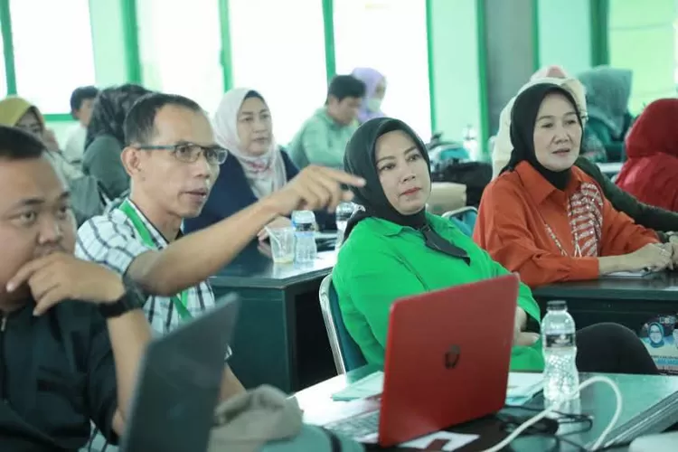 Hj.Elly Rachnat Yasin  (Catatan Fakta)