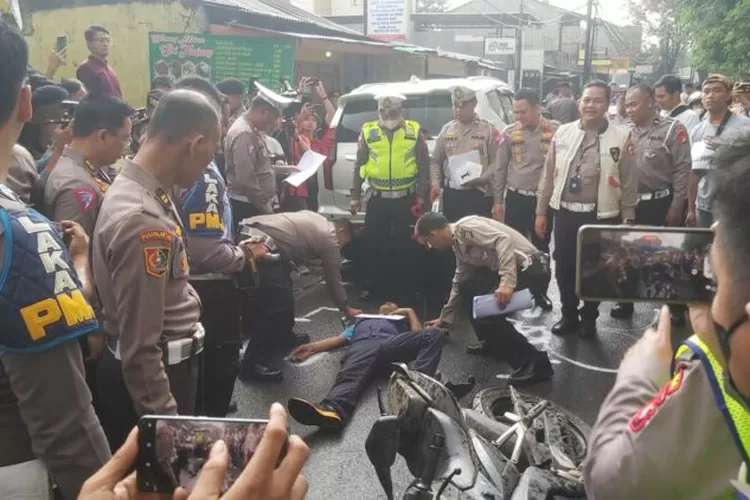 Polisi saat melakukan rekonstruksi ulang kecelakaan lalu lintas yang menewaskan mahasiswa Universitas Indonesia (UI) Hasya Atallah Syahputra di Srengseng Sawah, Jagakarsa, Jakarta Selatan. (Dok Jawa Pos)