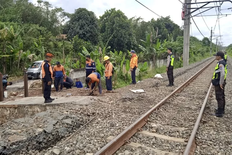 Petuga KAI dibantu dengan petugas Kepolisian ketika menutup perlintasan liar - Foto: istimewa